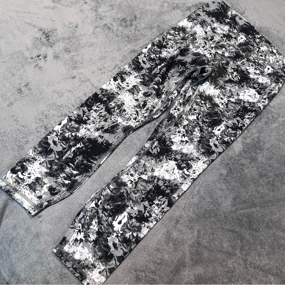 LIKE NEW UNDER ARMOUR Women’s No-Slip Cloud Printed Ankle Leggings